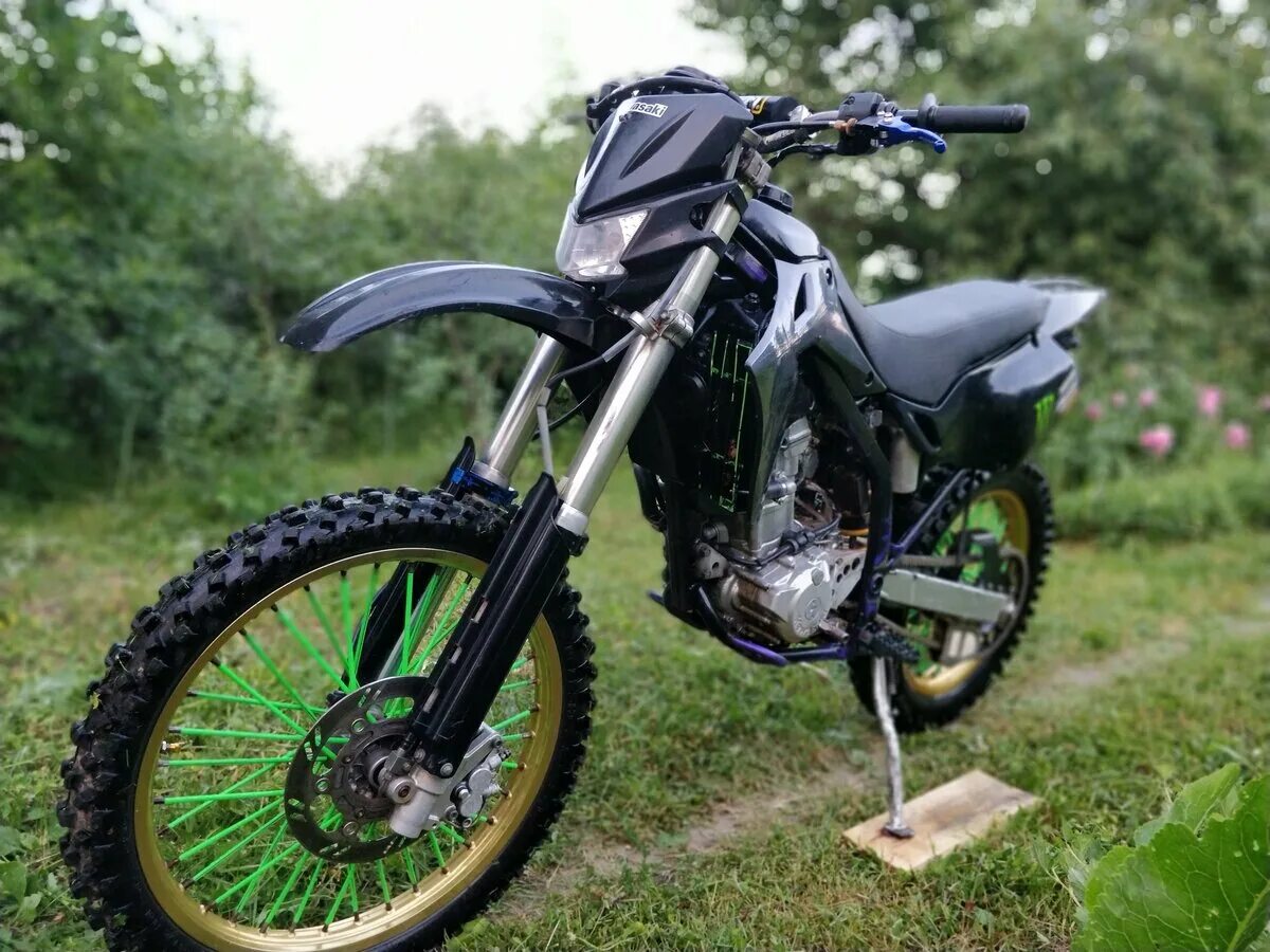 Клх 250 купить. Kawasaki 250 эндуро. Мотоцикл KLX 250. Kawasaki KLX 250 1997. Кавасаки 250 эндуро чёрный.