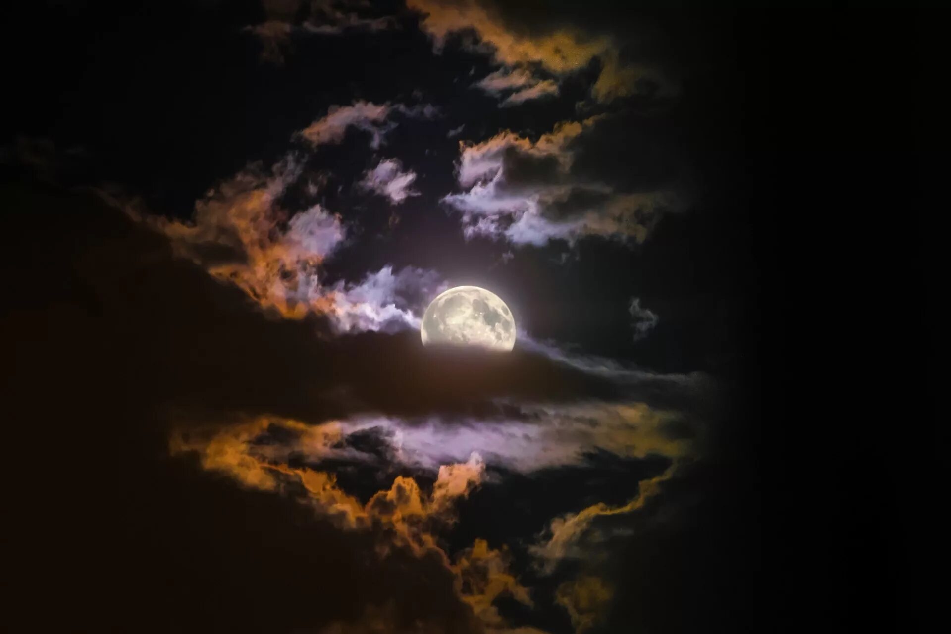 Clouded moon. Ночные облака. Луна в облаках. Ночь Луна облака. Полнолуние сквозь облака.
