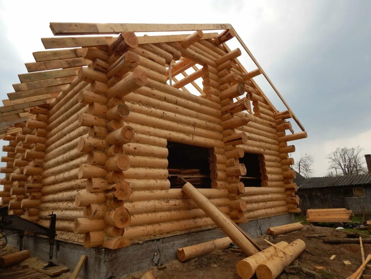 Дом баня оцилиндрованного бревно 300мм. Дом сруб. Сруб дом баня из оцилиндрованного бревна. Срубы из бревна от производителя. Дома из бревна ручной рубки.