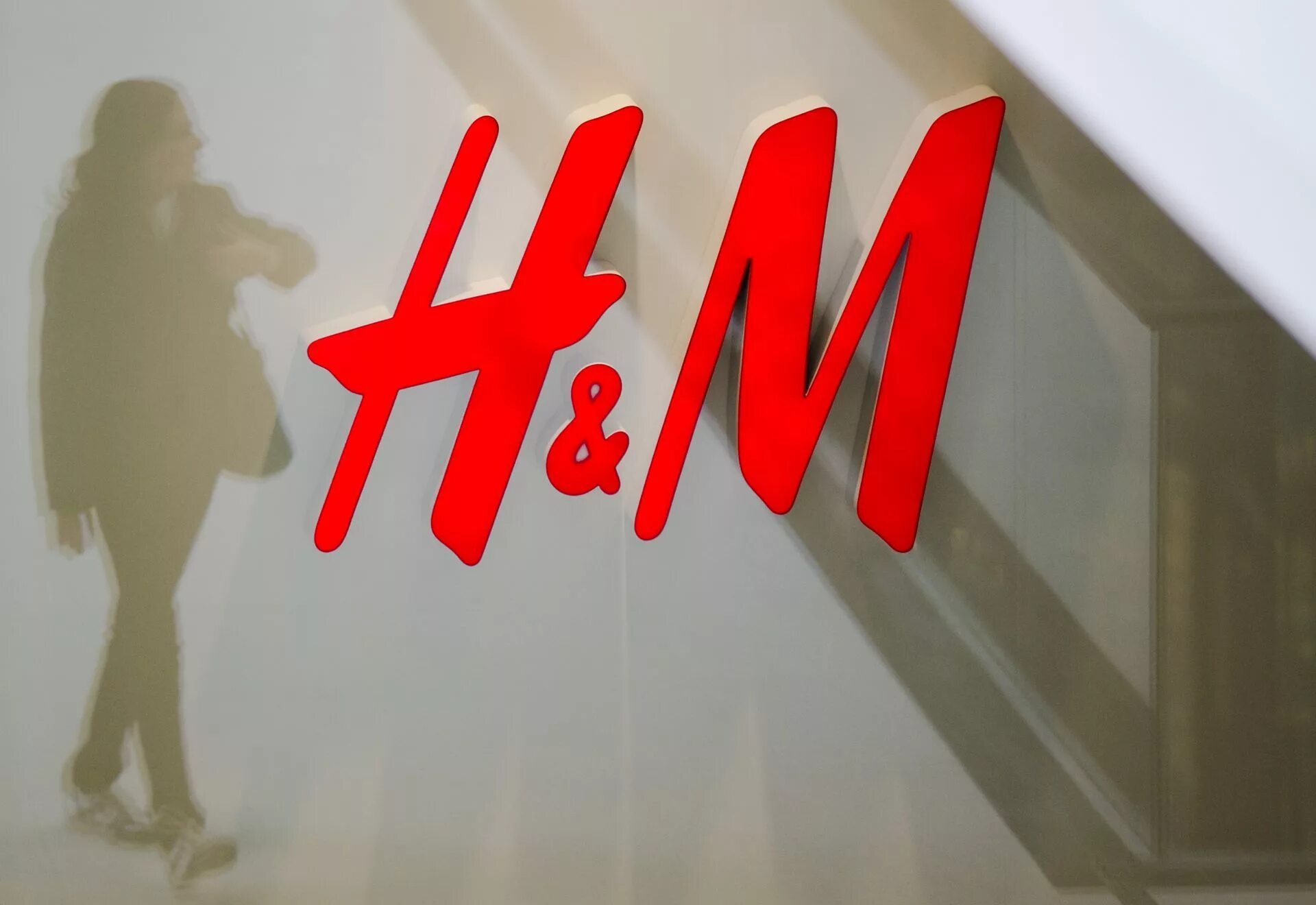 М дем. H M эмблема. Логотип магазина h and m. H&M картинки. H M логотип на одежде.