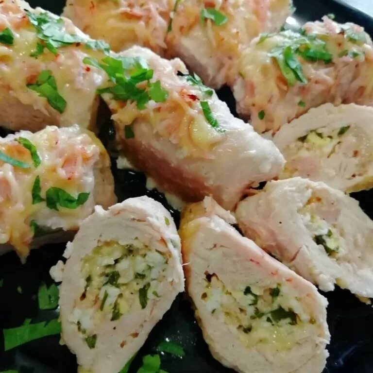 Рулетики из куриной грудки в беконе в духовке. Куриные рулетики с творожным сыром. Куриные рулетики "боярские". Рулетики из куриной грудки с грибами и сыром. Рулетики из куриной грудки.
