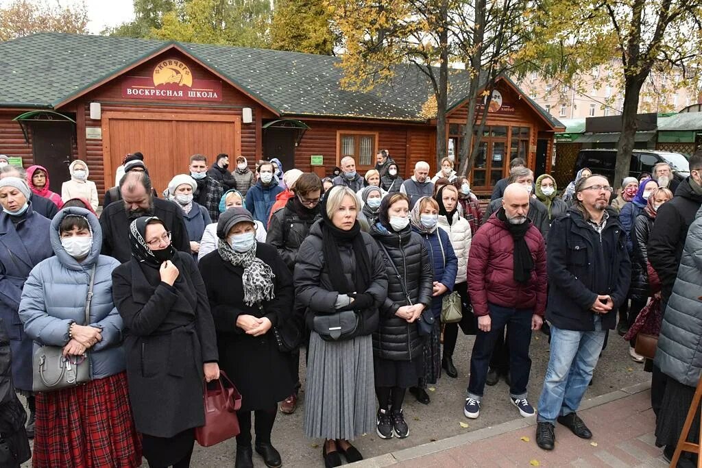 Храм киево печерских отцов в черемушках расписание. Настоятель храма всех Киево-Печерских отцов в Черемушках. Храм всех отцов Киево-Печерских в старых Черемушках. Расписание в храме Киево-Печерских отцов старых Черёмушках.