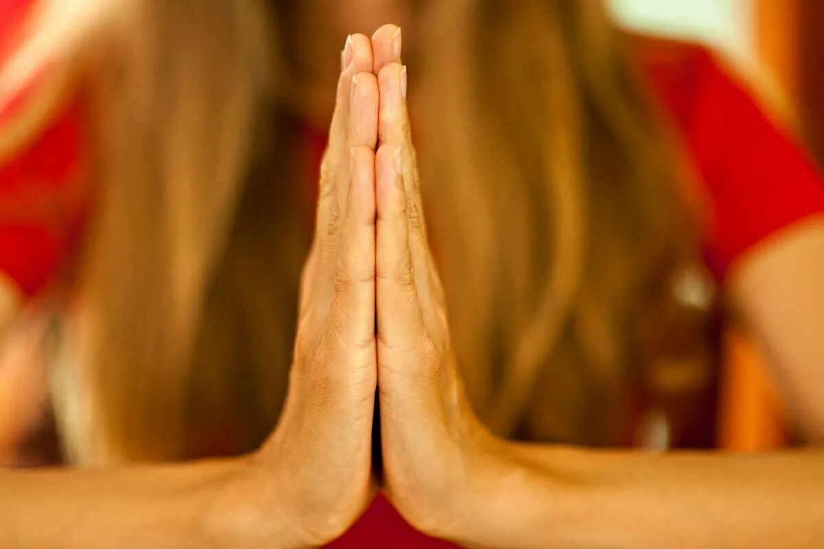 Ладони сложены вместе. Мудра горы. Мудра храм дракона. Мудра моление о счастье. Мудры для здоровья жизненных сил и внутреннего спокойствия.