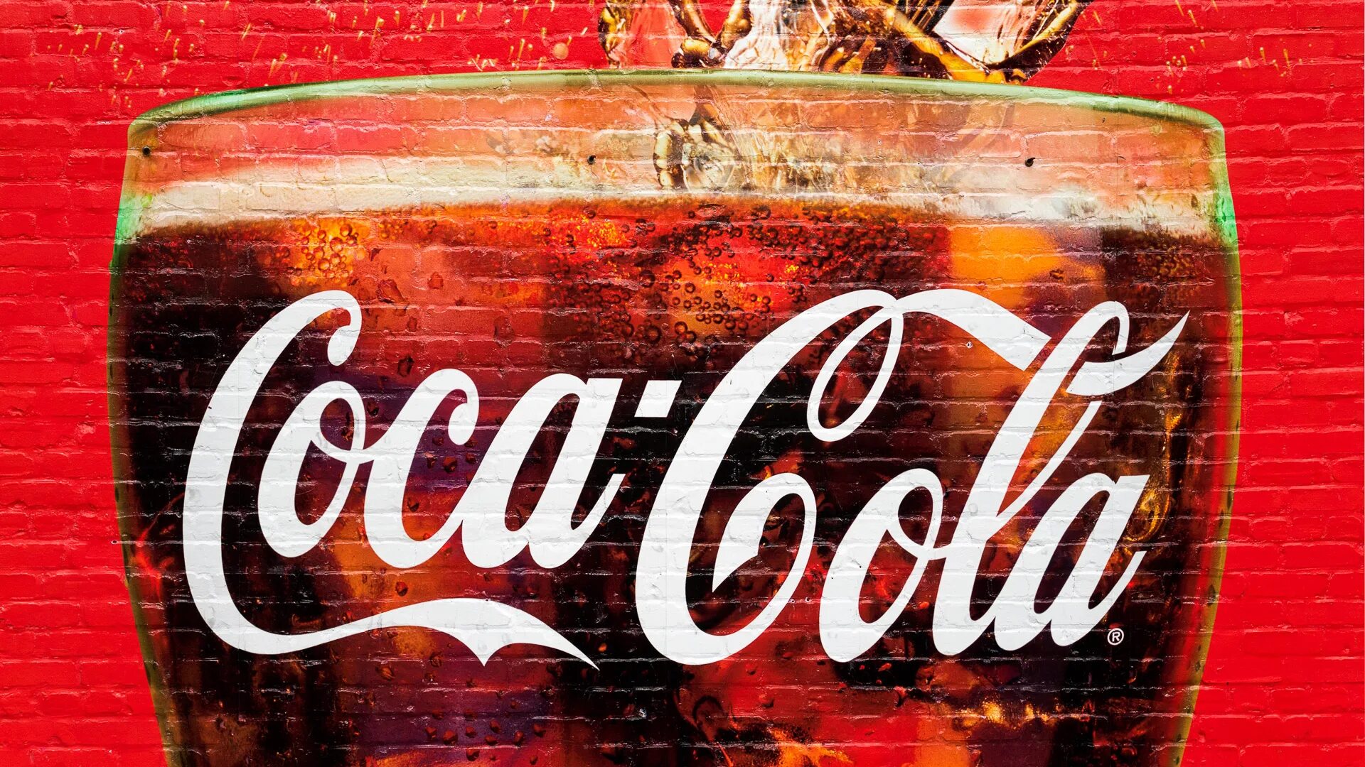 Кола реклама. Кока кола реклама. Coca Cola реклама. День рождения напитка «Кока-кола». Кола слоган
