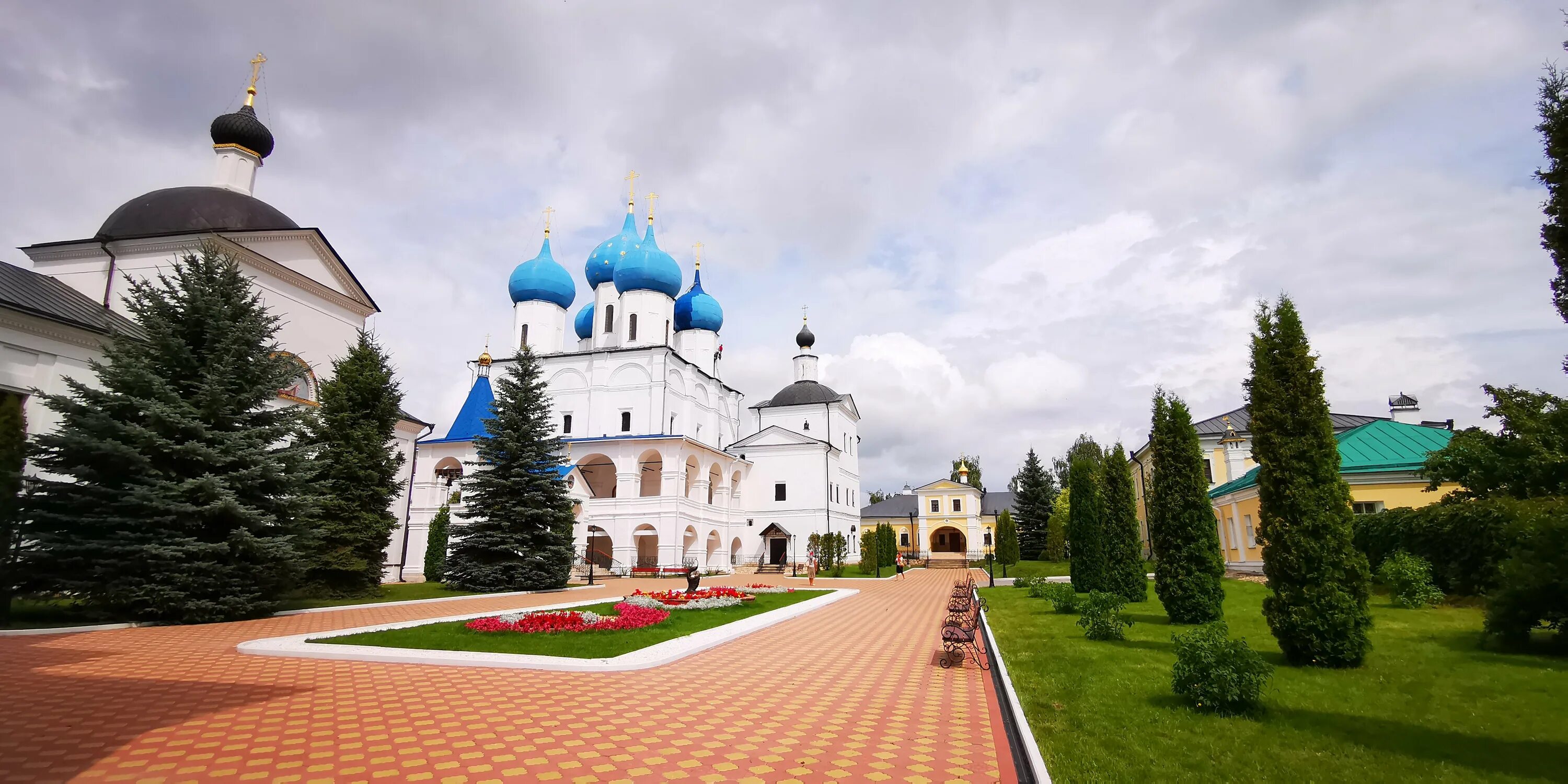 Монастырь Серпухов Высоцкий монастырь. Высоцкий мужской монастырь в Серпухове. Высоцкий монастырь Серпухов осень. Про монастырь мужской