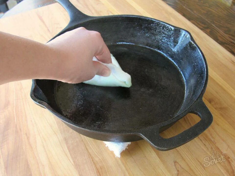 Отмыть чугунную сковороду от нагара в домашних. Подготовка чугунной сковороды. Прокалка чугунной сковороды. Прокалка чугунной сковороды с солью. Чугунная сковорода ржавеет.