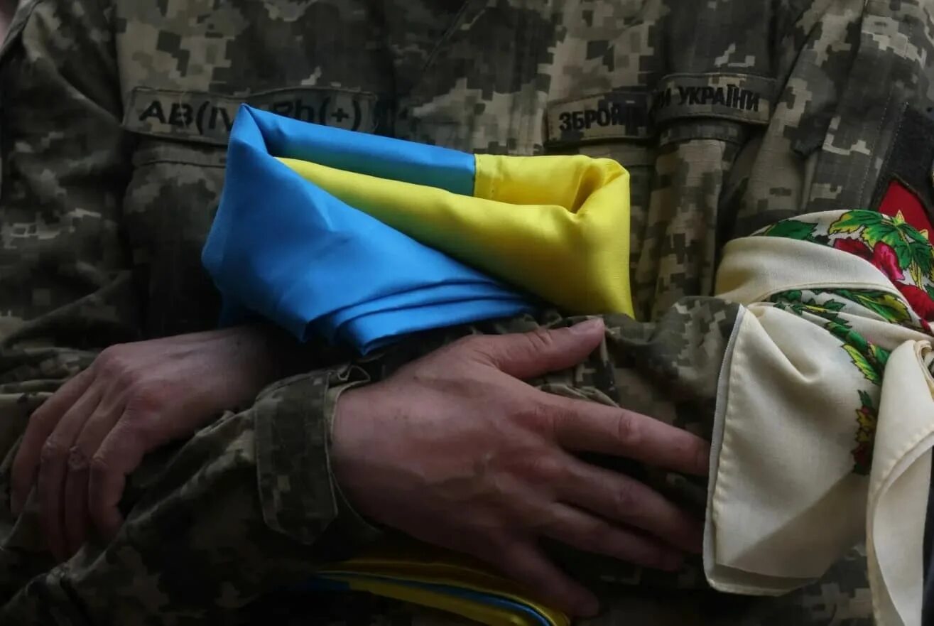 Мобилизованный украинец. Женщины в украинской армии. Украинский министр обороны. Украина похороны солдат.