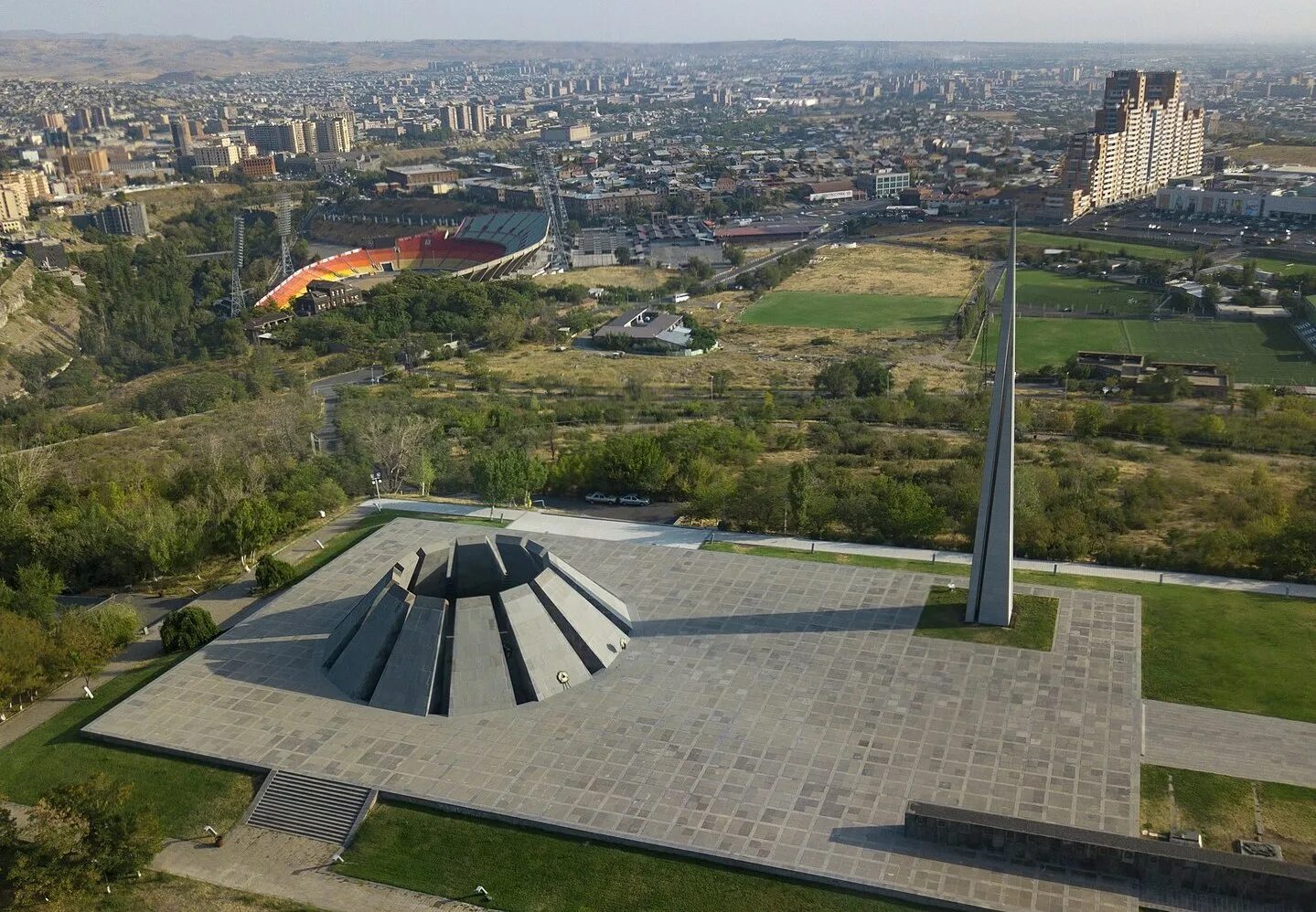 Ереван air. Мемориальный комплекс Цицернакаберд. Парк Цицернакаберд Ереван. Мемориал геноцида армян в Ереване. Мемориальный комплекс Цицернакаберд и музей геноцида в Ереване.