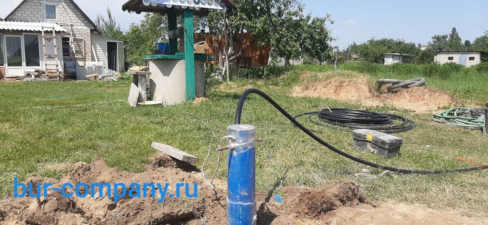 Как проводят скважину в дом видео. Скважинный домик. скважина от дома. благоустройство скважины на воду. делаем скважину на участке.