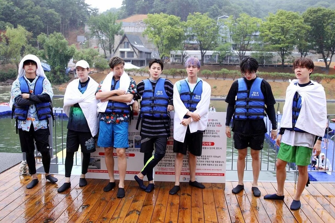 Бтс running man. Бегите бтс. Бтс бегут. Бтс бегут. Бегите бтс.