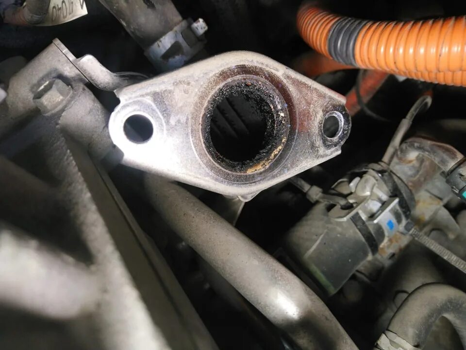 Чистка клапана егр приус 20. Тойота аква егр. Клапан егр приус 30. Егр приус. Егр приус 30.