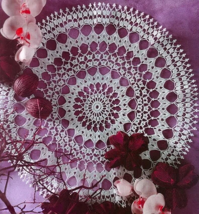 Салфетки крючком Doily Crochet. Салфетка Doily крючком. Круглая вязаная салфетка. Ажурные вязаные салфетки. Большая красивая салфетка