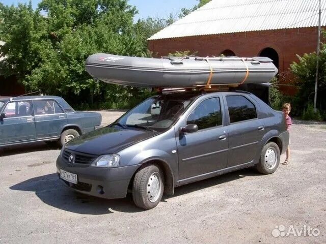 Лодка пвх на крыше автомобиля. Лодка на крыше Renault Logan. Багажник на крышу Рено Логан лодка. Лодка на крыше Рено Логан 1. Багажник на крышу ГАЗ 3110 для перевозки лодки ПВХ.