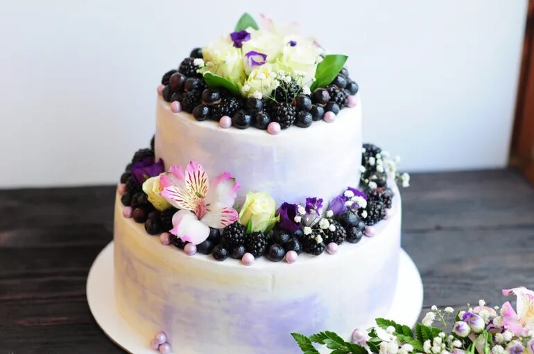 Украсить торт живыми. Торт с цветами. Украшение торта живыми цветами. Свадебный торт с ягодами и цветами. Торт украшенный цветами живыми.