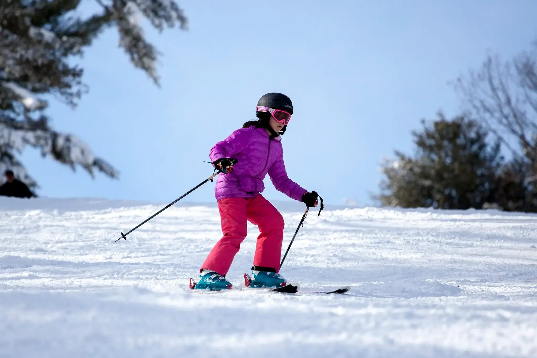 Увлекается катанием на лыжах. Катание на лыжах. Лыжник. Мальчик на лыжах. Дети на лыжах.