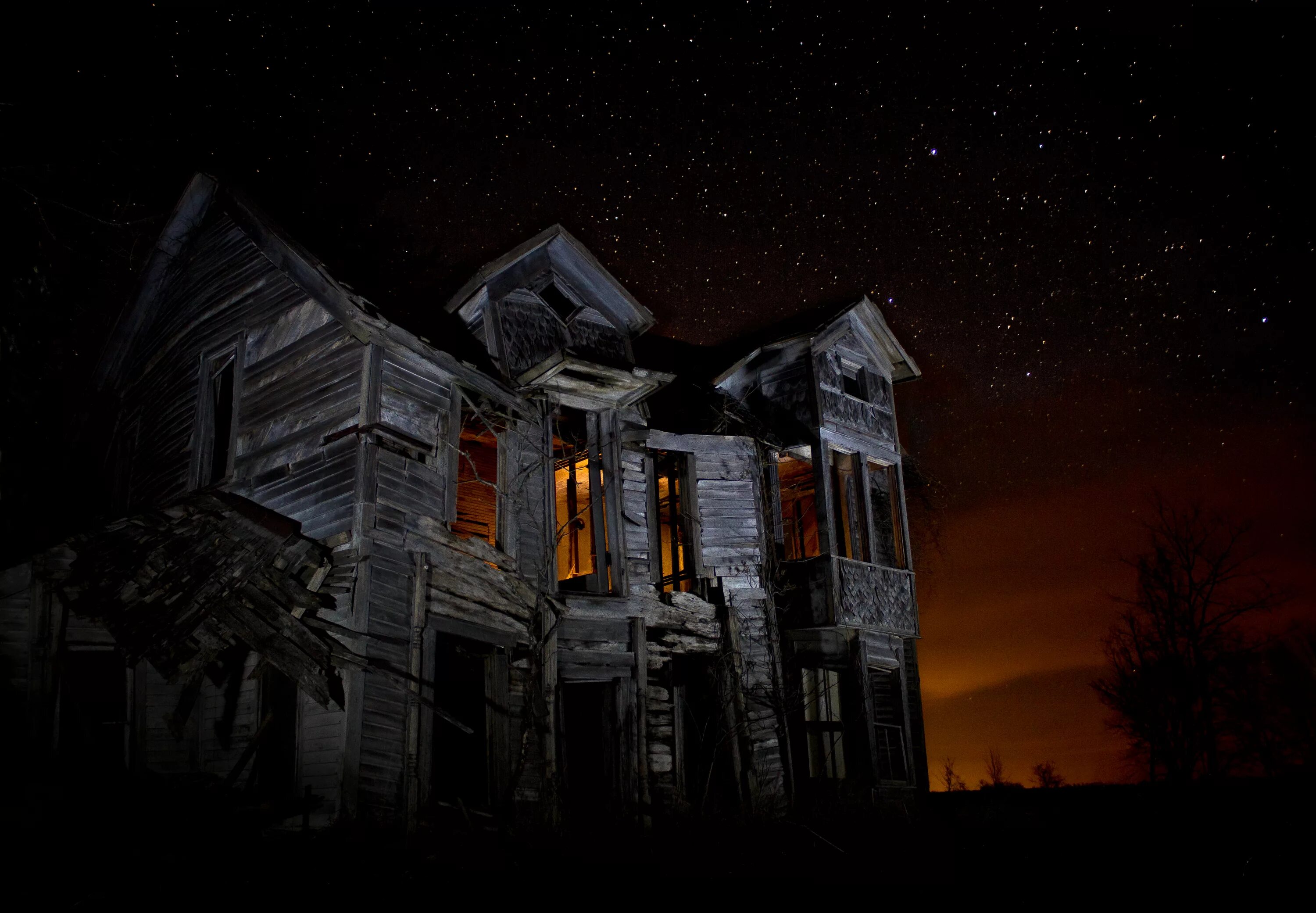 страшный дом. старый дом ночью. старый дом. старый дом ночью. деревня фельшинка архангельск.