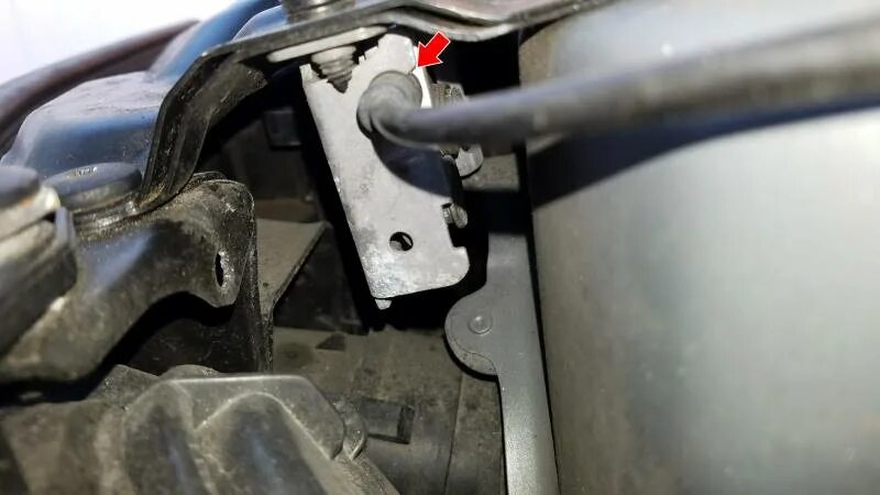 Как открыть багажник на бмв е39. Бмв е70 датчик открытия капота. Бмв 5 е39 1999 под капотом. Открытие багажника е39. Бмв х 1 датчик капота.