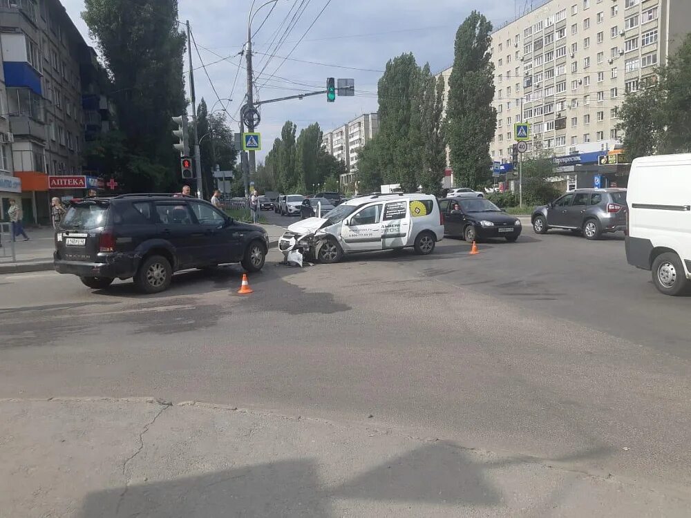 В липецке пострадали люди. Вечерние аварии на ул катукова липецк. В липецке пострадали люди. Дтп на грязинской трассе. В липецке пострадали люди.