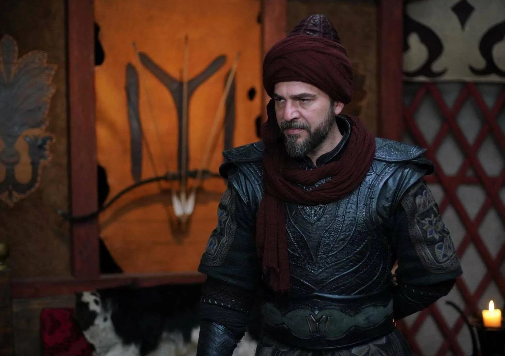 Эртугрул турецкий шапка. Энгин алтан воскресший эртугрул. Эртугрул. Эртогрул осман. Бурак дакак воскресший эртугрул.