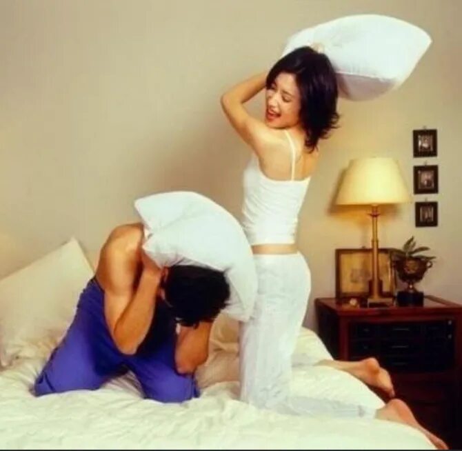 Послушная женщина. Муж и жена картинки. Бой подушками. Девушка бьет парня подушкой.
