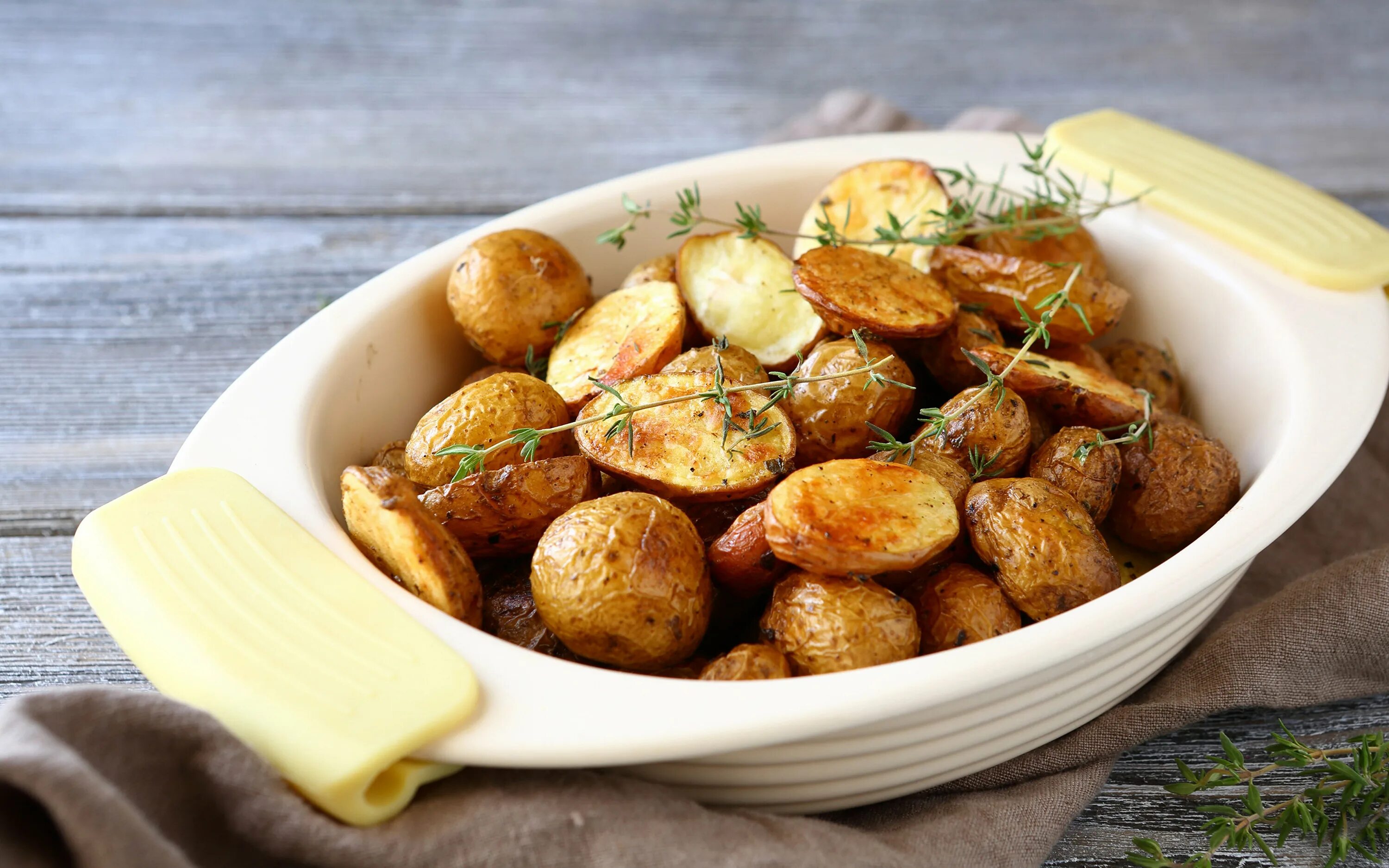 Просто кухня картошка. Бульба картошечка по деревенски. Печеный картофель. Блюда с печеным картофелем. Картофель запеченный в мундире.