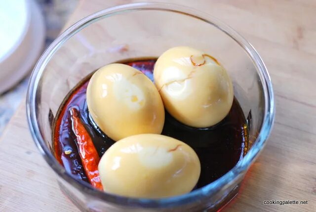 Яйца в соевом соусе по корейски. Маринованные яйца. Яйца в соевом соусе. Маринованные яйца корейские. Японские маринованные яйца.