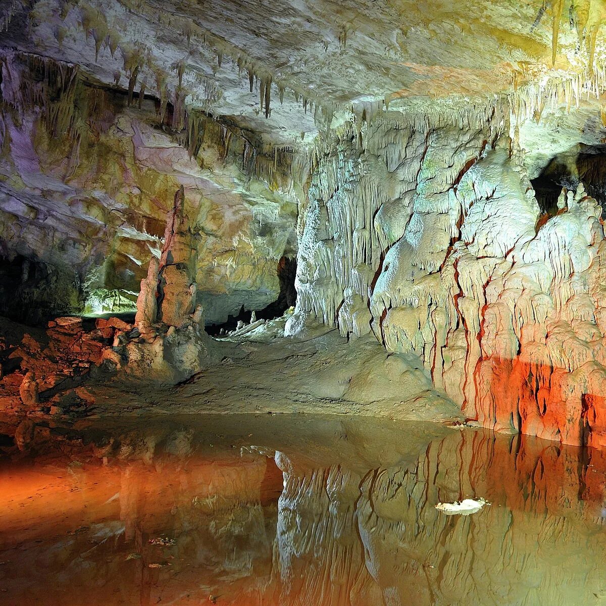 Пещера прометея грузия. Пещера Кумистави Грузия. Кутаиси пещера Прометея. Пещера Сатаплия Грузия.