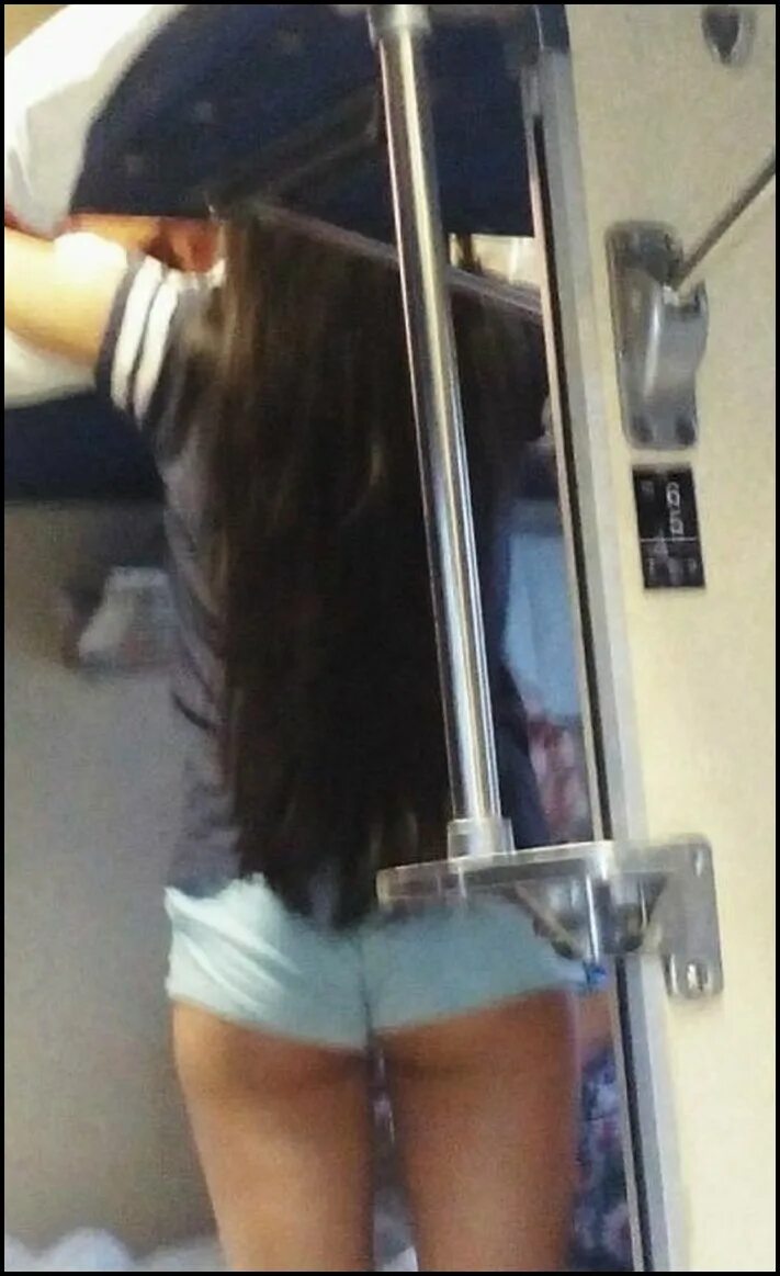Насилие камера наблюдения. Скрытый камера в лифте. Девочки скрытно. Peep hole changing room cabin. Скрытая камера в солярии.