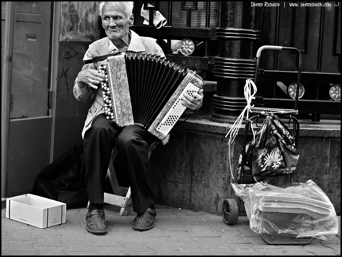 Мой дед играет на баяне. Уличный баянист. Человек с аккордеоном. Старый баянист. Уличные аккордеонисты.