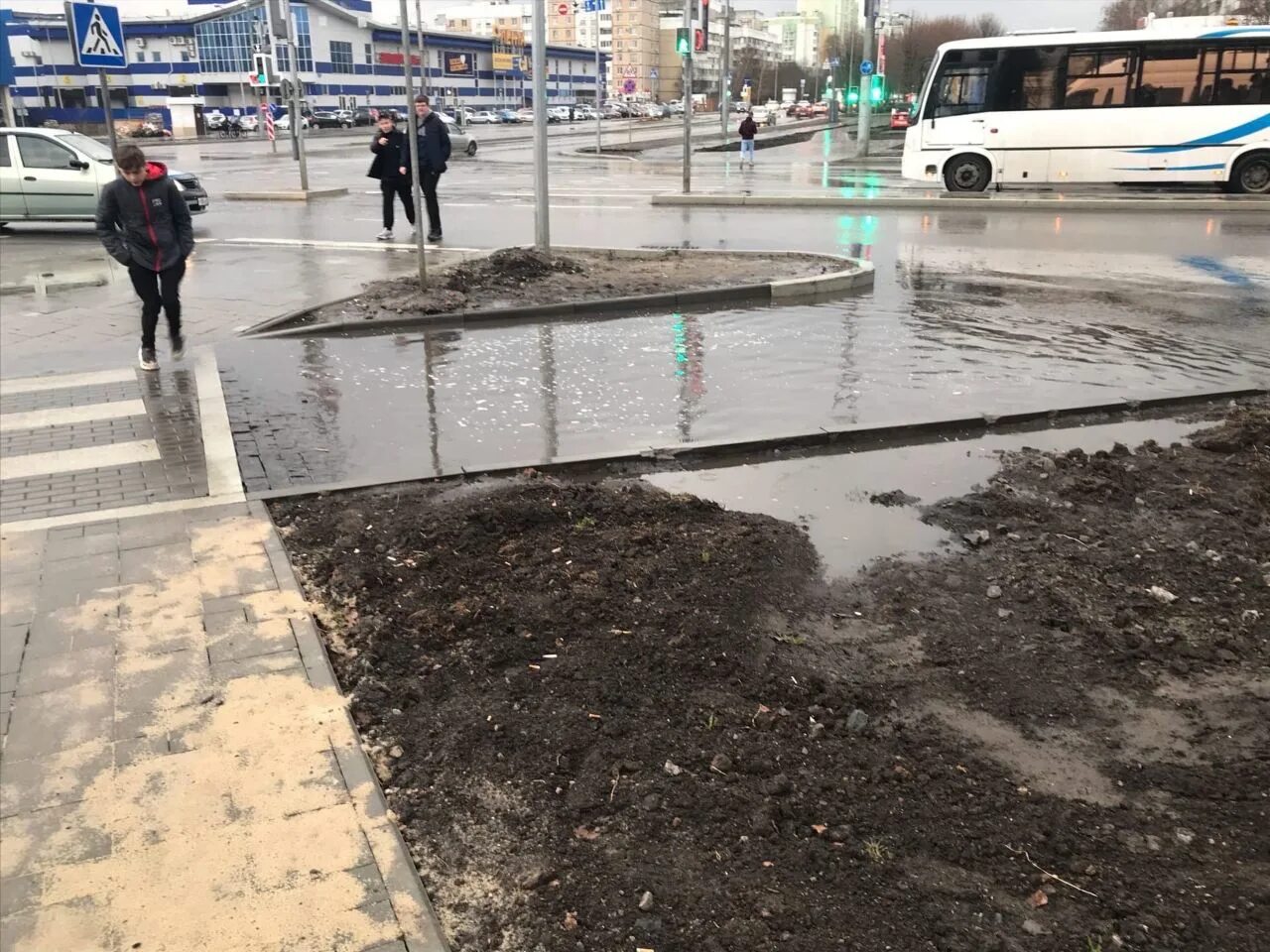 Пешеход гибдд зима. 6. Пешеходный переход у апельсина. Светоотражатели на пешеходном переходе. Человек пешеход.