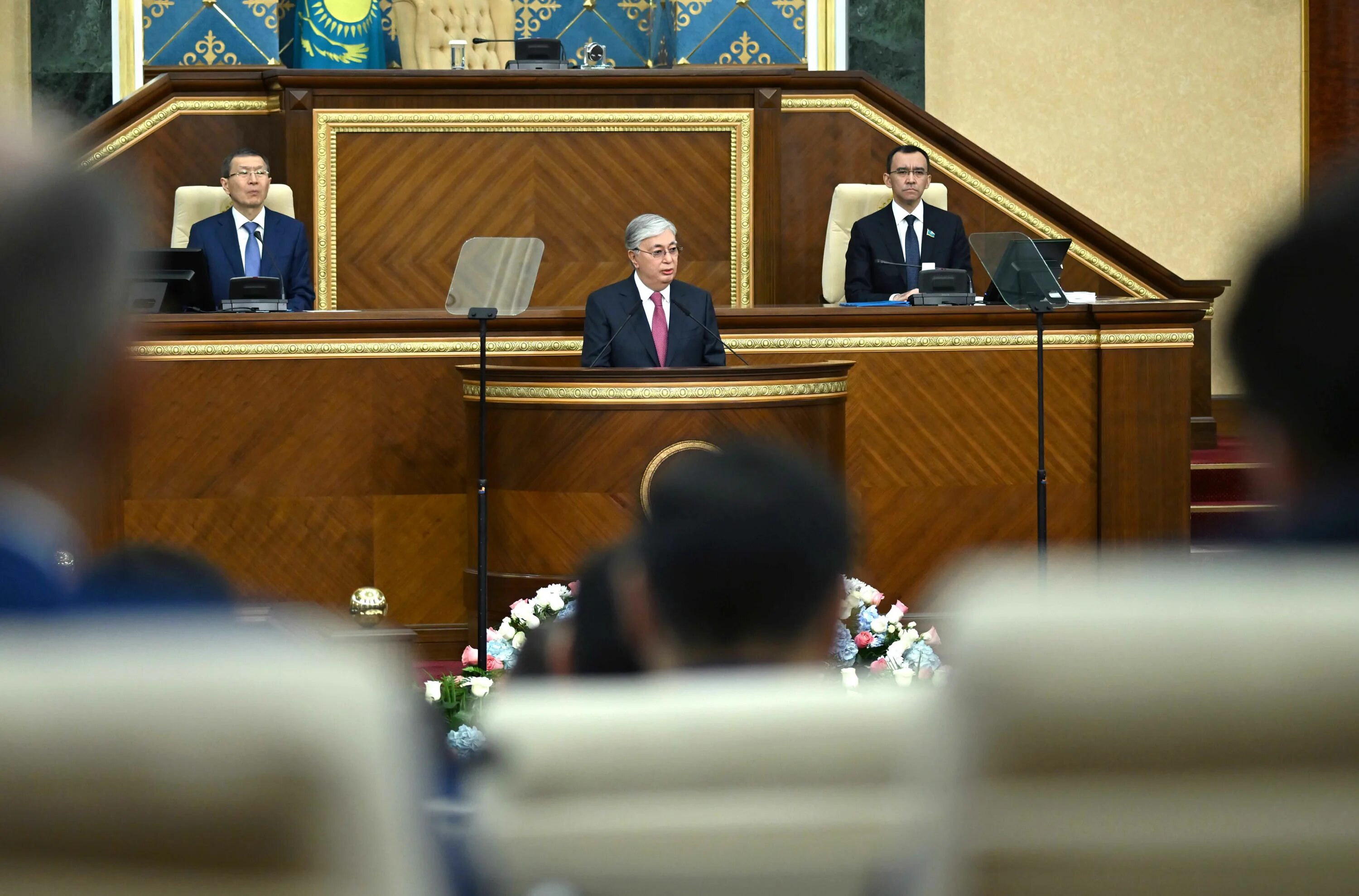 Правительство казахстана ушло в отставку. Мажилис парламента Республики Казахстан. Государственные служащие. Заседание парламента.