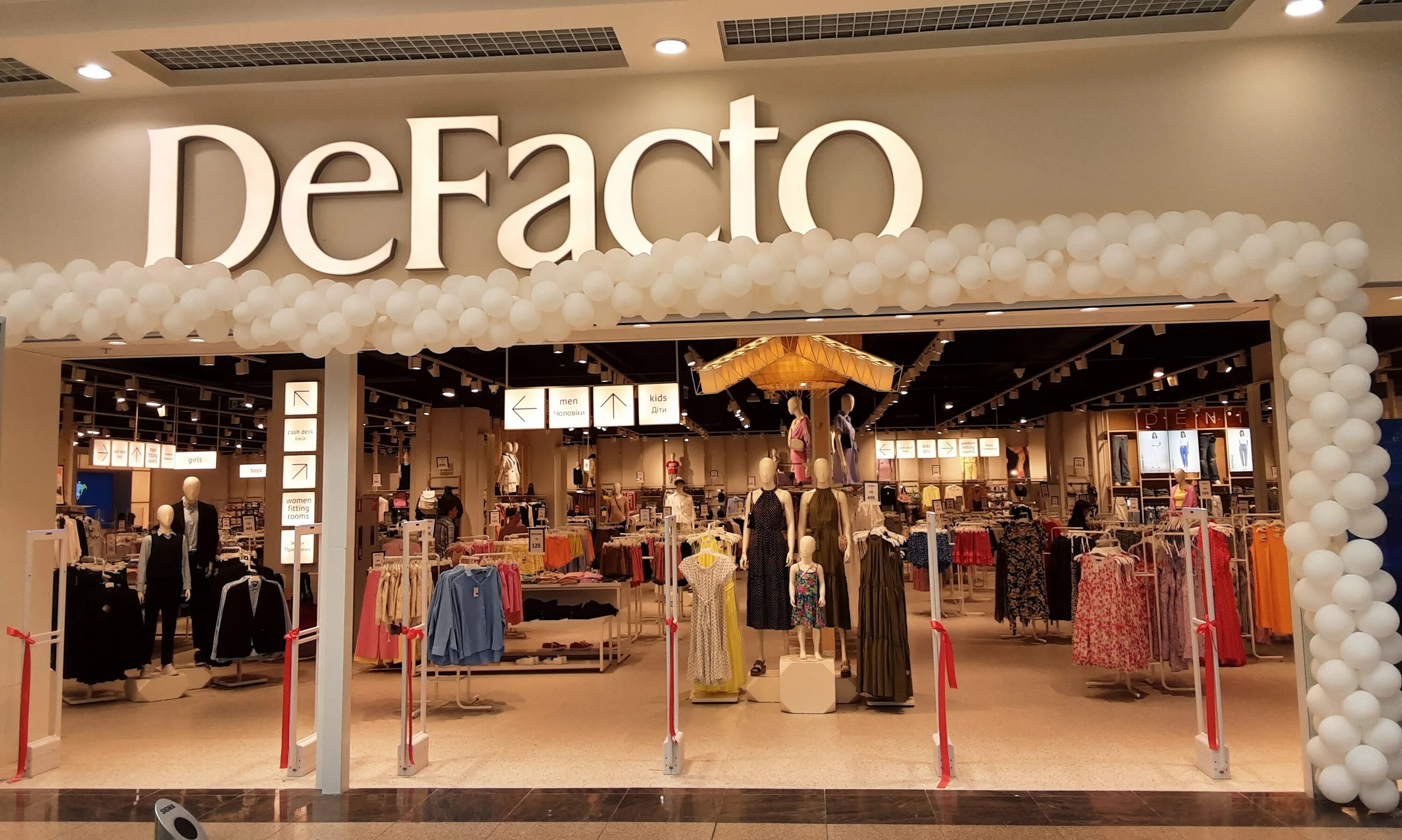 де факто одежда магазины в москве. De facto магазин одежды. Defacto магазин одежды в москве. Defacto, мытищи. атриум defacto.