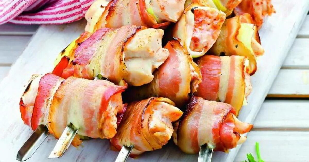 Куриный шашлык в беконе. Куриное филе с беконом на шпажках. шашлык с беконом. курица в беконе на мангале.