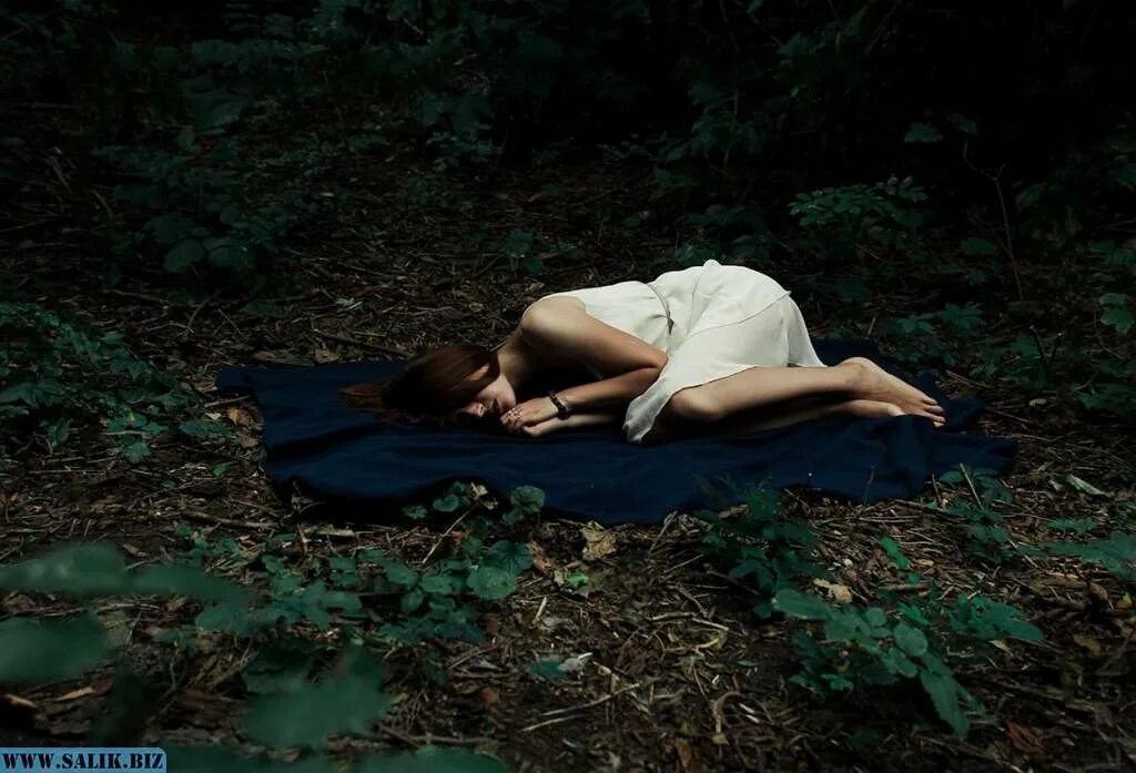 Сон в лесу. Девушка кричит в лесу. Кричащая девушка в лесу. Девушка уснула в лесу.