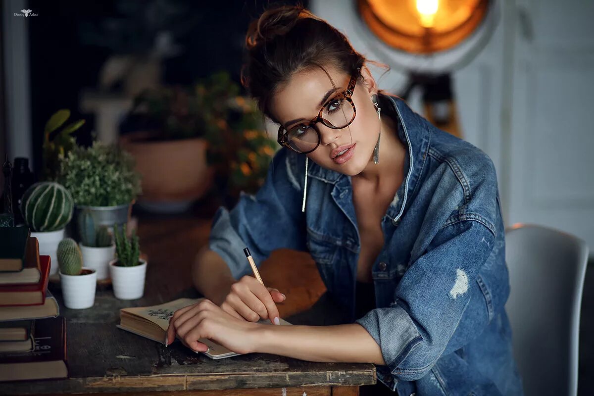 Умная девушка. Oktyabrina maximova октябрина максимова. Чтобы нравиться девушкам надо быть умным красивым богатым или котом. Строгая девушка в очках. Умная и мудрая женщина.