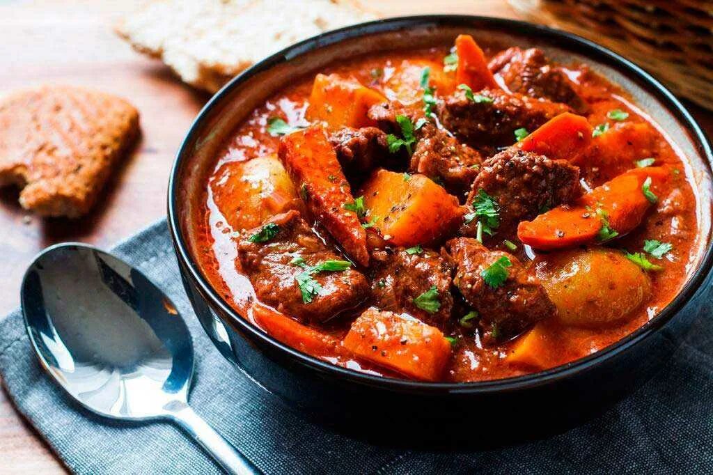 Мясо легко и вкусно. Жаркое по домашнему из говядины. Beef Stew тушенка. Жаркое Саяны из говядины. Жаркое из говядины с овощами.