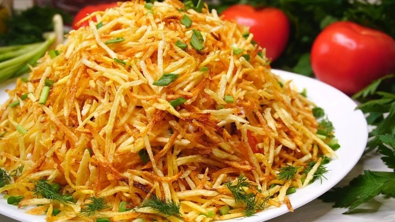 Салат муравейник с курицей и картофельной соломкой. Салат с картофельной соломкой. Салат муравейник с картофельной. Салат с картофельной соломкой и курицей. Салат муравейник.