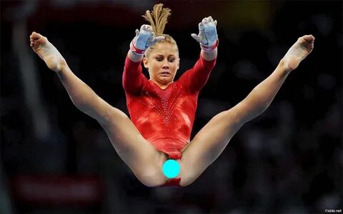 На олимпийских соревнованиях в Рио гимнасты выходят к помосту, широко улыба...