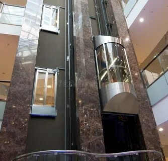 Движение лифта в оживленном торговом центре