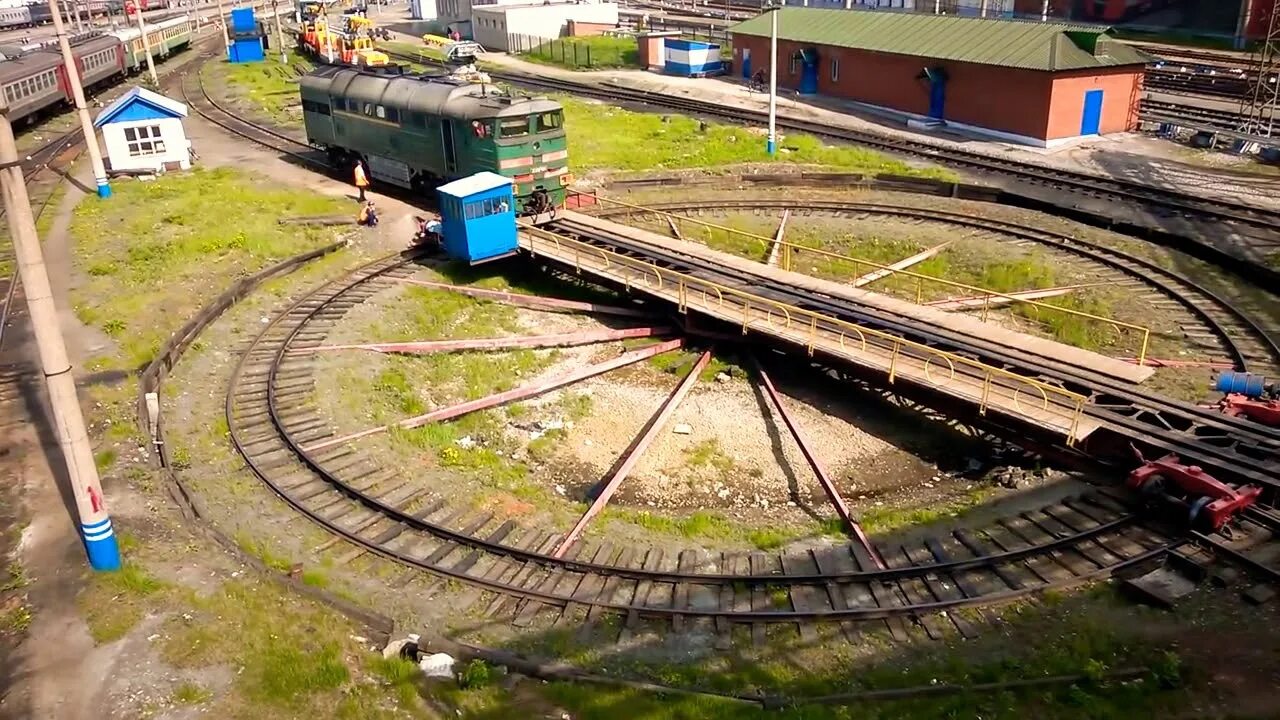 Поворотный круг в депо. Поворотный круг в Железнодорожном депо. Поворотный круг для локомотивов в депо. ЖД депо круг.