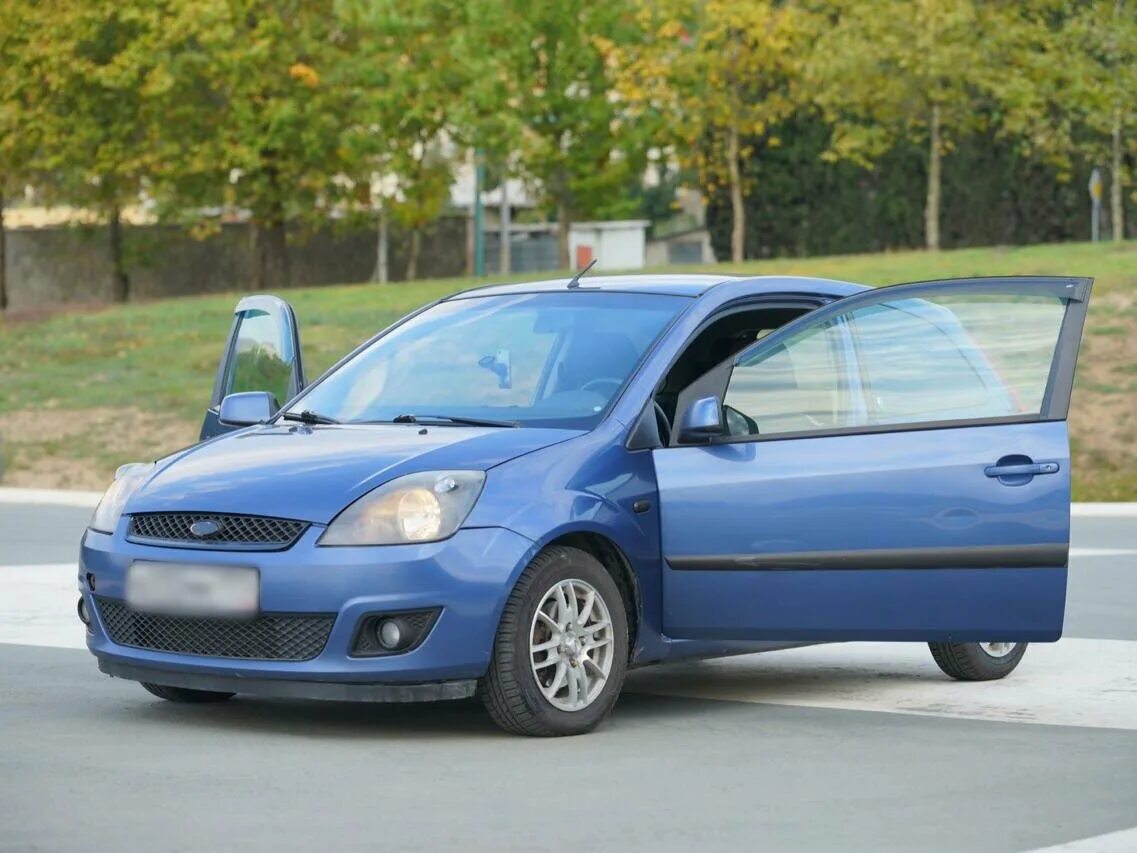Купить форд симферополь. Ford Fiesta 2006. Форд Фиеста 1,3 2006. Форд Фиеста 2007 синий. Форд Фиеста 2006 купе.