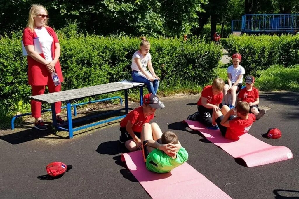 Летние развлечения. Летний спортивный праздник в детском саду на улице. Спортивные праздники на улице. Развлечения летом. Спортивные развлечения на улице