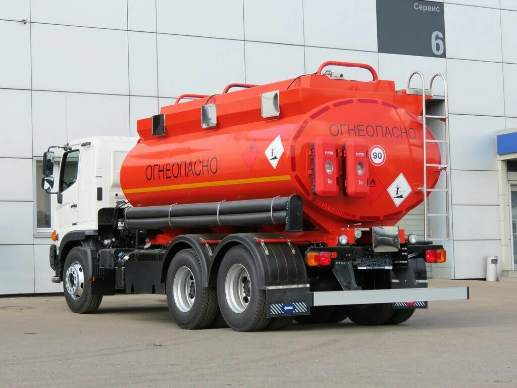 Продам нефтепродукты. Нефть в бочках. Поставком. Бензовоз-автоцистерна 65куб. Оптовая поставка топлива.