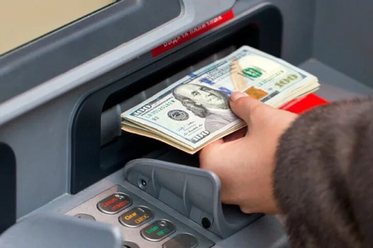 Банкомат деньги. Выдача денег в банкомате. Доллары в банкомате. Терминал деньги.