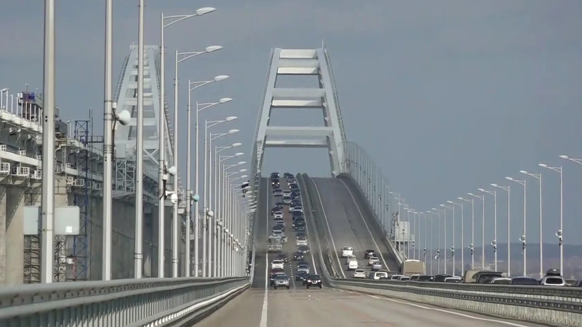 Остановлено движение по крымскому мосту. Крымский мост грузовых хаснулин. движение по крымскому мосту на 6 мая 2025. мост. крым мост.