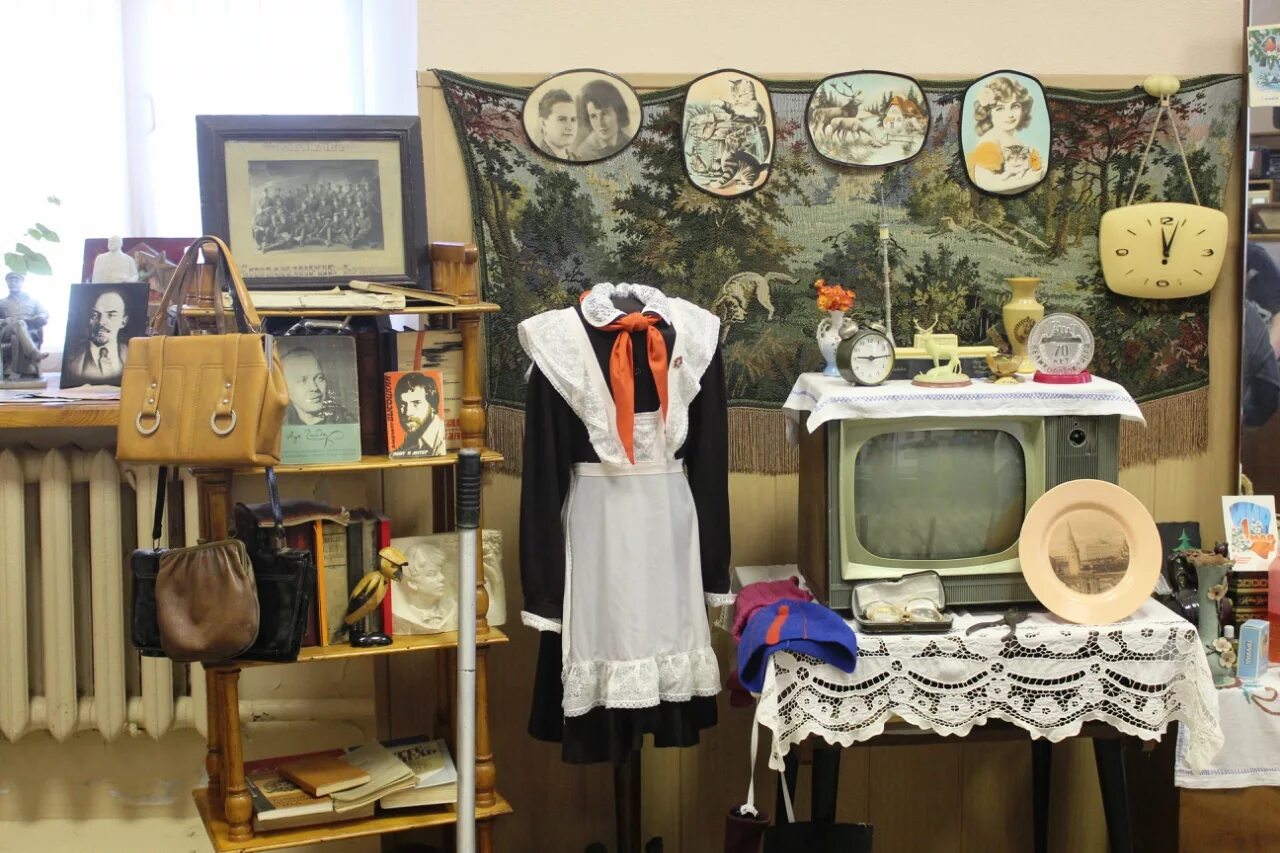 Предмет прошлого времени. Старинные вещи. Музей старинных вещей. Советские предметы быта. Старые вещи из прошлого.