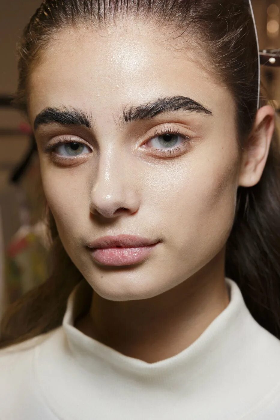 Густые женские брови. Luma grothe face. Густые прямые брови. Густые брови. Густые брови.