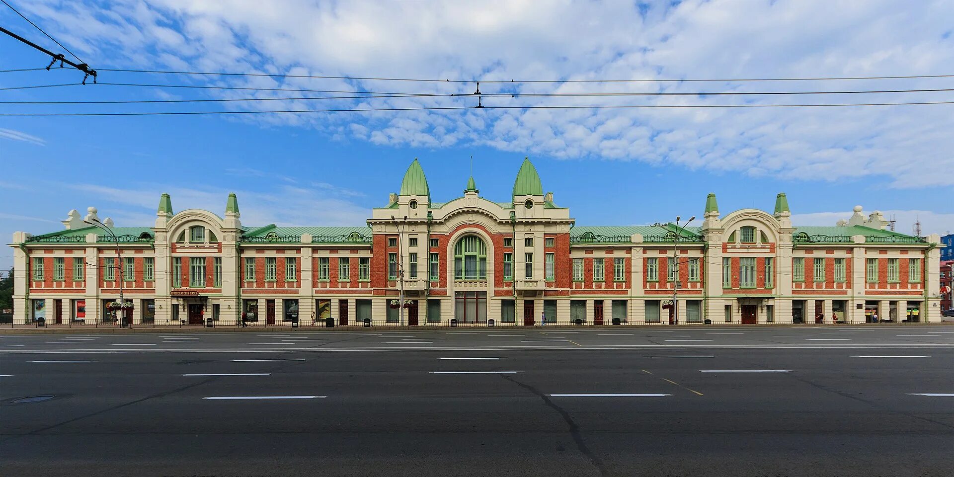 Краеведческий музей Новосибирск. Городской торговый комплекс Новосибирск. Краеведческий музей Новосибирск торговый корпус. Здание краеведческого музея Новосибирск. Новосибирск полное название