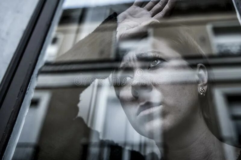 Женщина страдает у окна. Окно депрессия. Женщина в депрессии у окна фото. Missed Focus close up portrait. Плотный сквозь