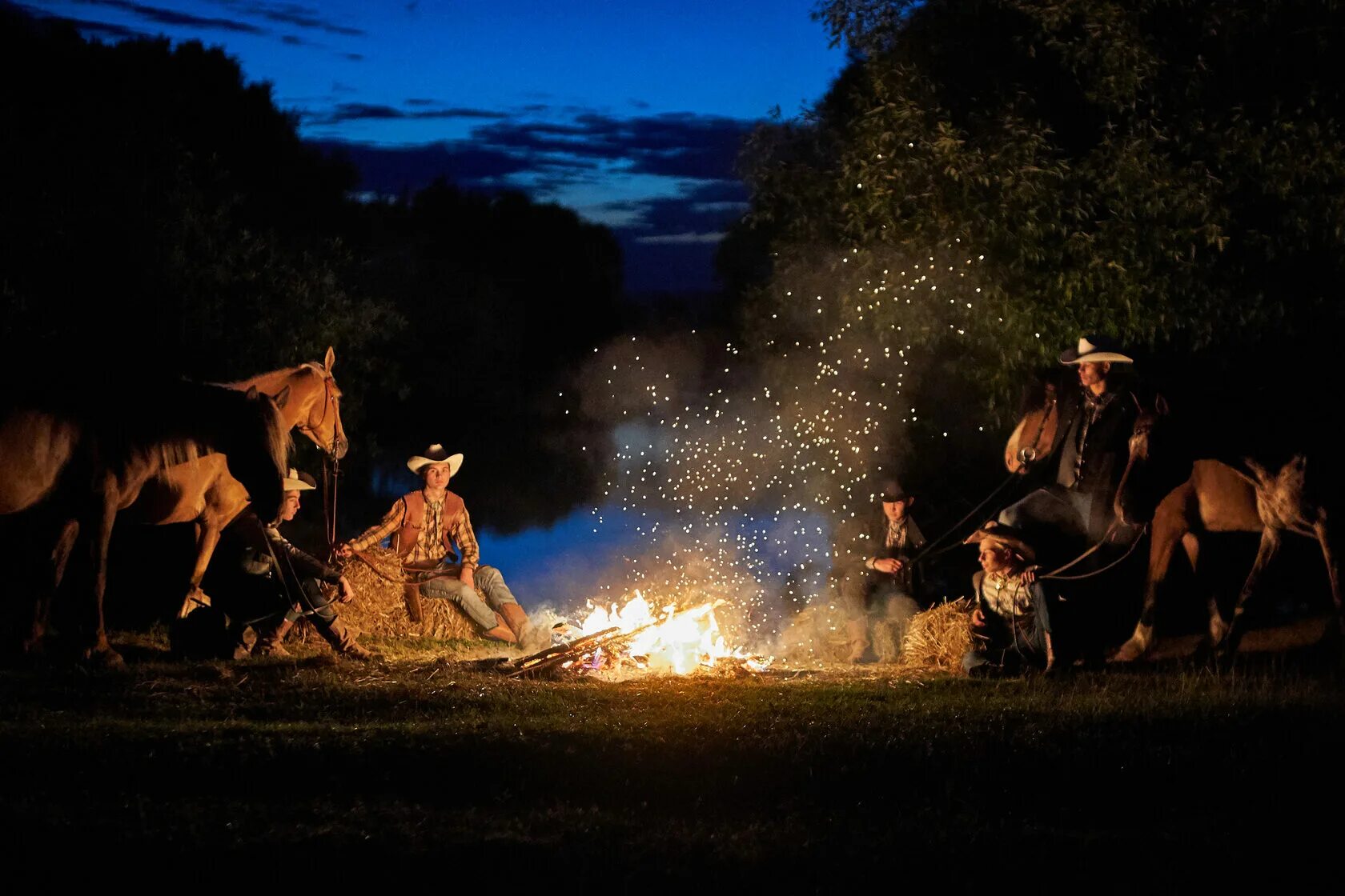 Из глубины сада тянется к порогу лучик месяца синтаксический разбор. Корин «пастухи в ночном». Путник у костра. Люди у костра в лесу. Пастухи у костра.